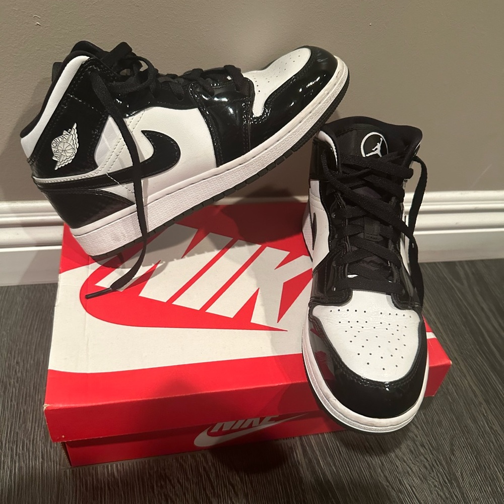 Still in great condition Nike dunk, low retro size 6 for ladies
